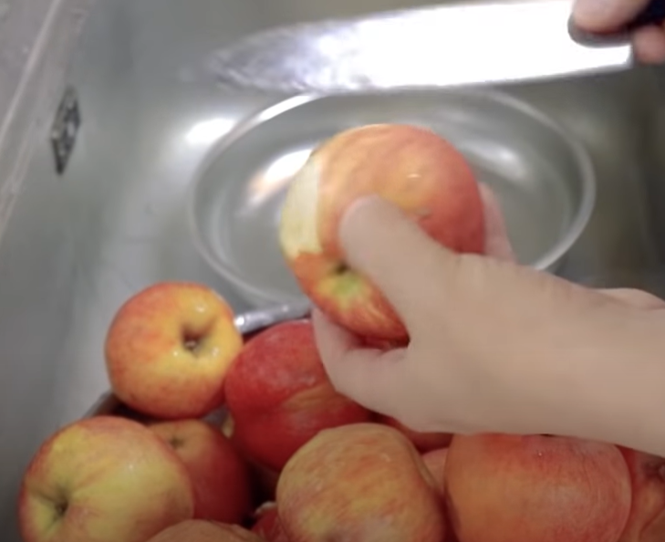 사과 깎기