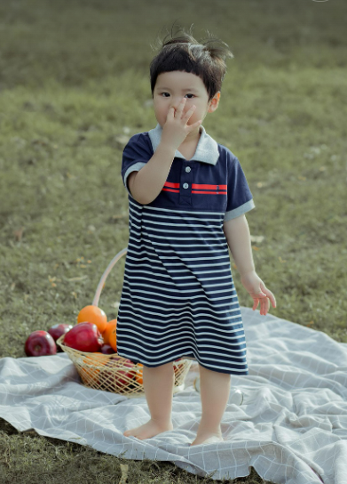 코 파고있는 아이