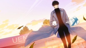 한 남자가 판다곰 인형을 들고 있습니다.