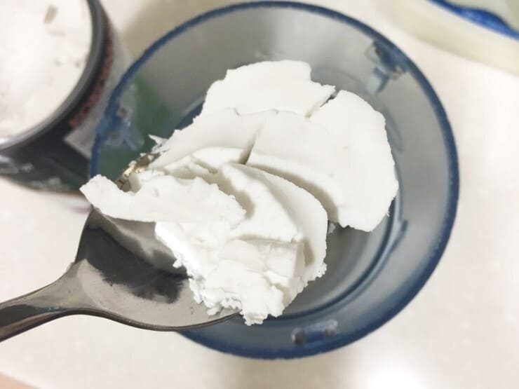 숟가락으로-퍼서-믹서기-넣기