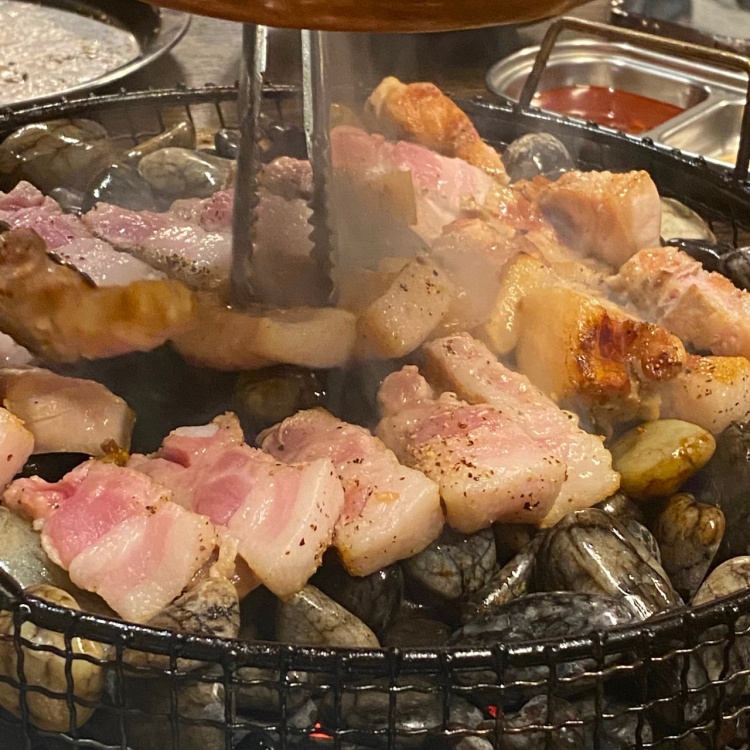 투데이 맛있는 메뉴 자갈 돌판 위에 구워 먹는 생 가브리살 오겹살 목살 삼겹살 구이 맛있는 고깃집 추천 부산 덕천동 맛집