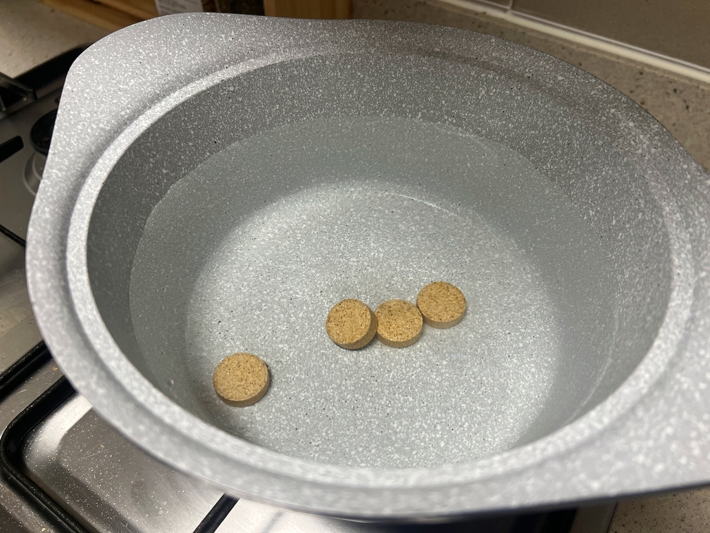 물 2L에 멸치육수환 4개를 넣어주세요