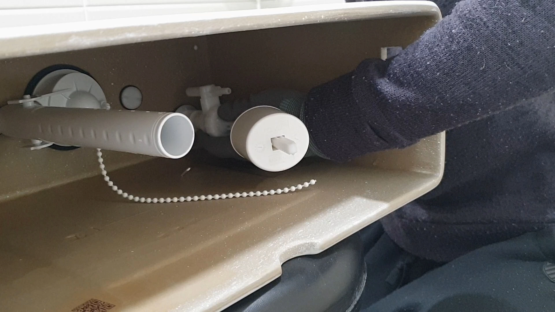 변기 물탱크 밸브 끼우는 모습