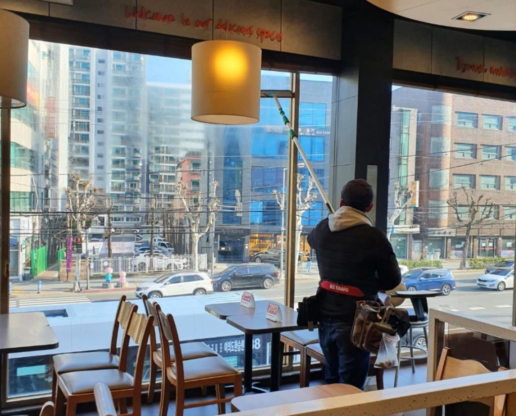 매장 유리창 청소 중인 생방송투데이 청년사장 유리창청소