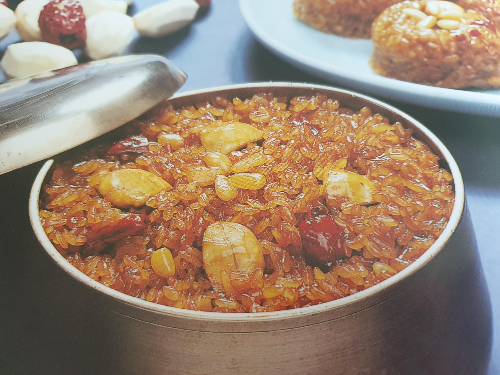 약식이 유기그릇에 담겨있는 모습