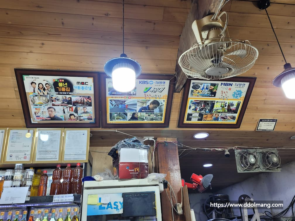 방송 출연 액자가 걸려 있는 정본기름집 내부
