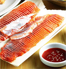 평창 송어 축제 2025 기간, 입장료, 텐트 낚시 예약에서 잡은 물고기로 회를 뜬 모습