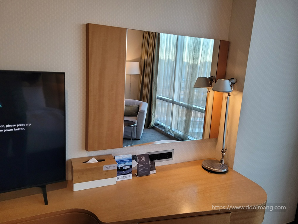 거울에 비친 소파와 테이블