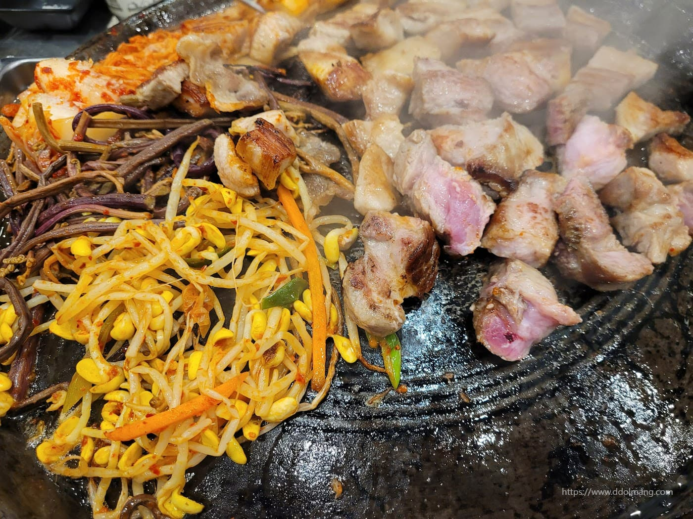 곁들임 반찬과 함께 구워지는 돼지고기