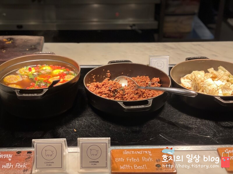 방콕 메리어트 마르퀴스 퀸즈파크 조식당 뷔페_팟카파오무쌉