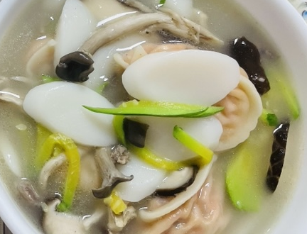 떡만둣국