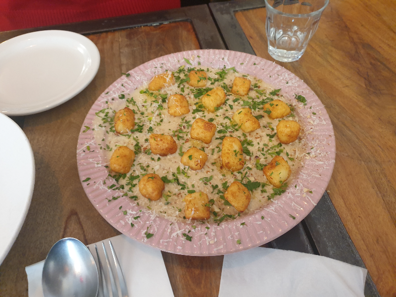 동글돌글 구워진 뇨끼가 특색있는 트러플 크림 뇨끼