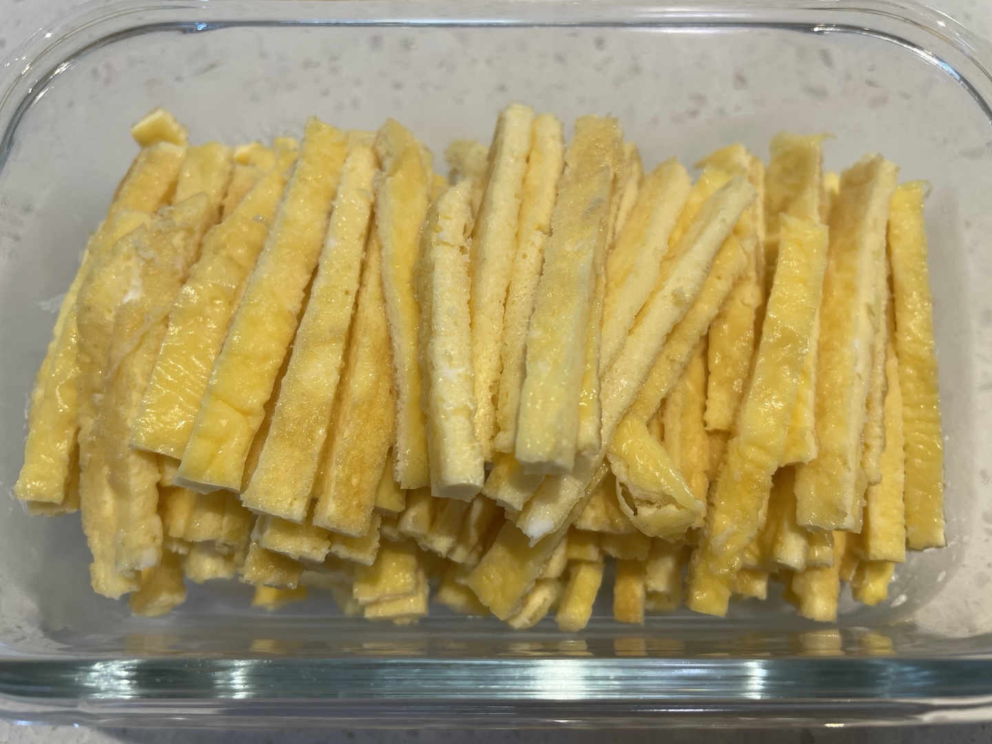 달걀 지단 - 채 썰어서 그릇에 담음