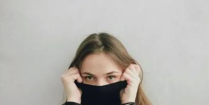 니트 목부분을 눈아래까지 올리고있는 여성 사진