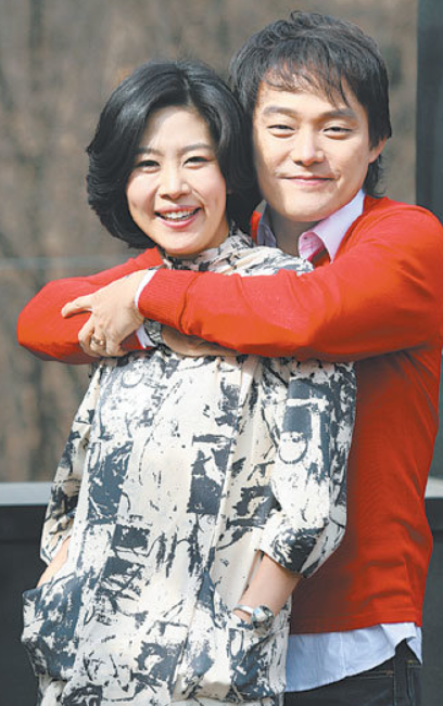 김용림 며느리 김지영과 아들인 배우 남성진의 다정한 부부 사진