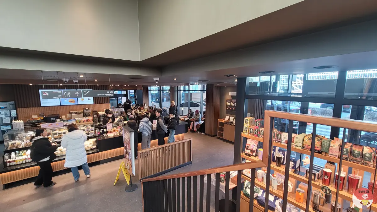 경기-남양주-스타벅스-다산DT점-1층-매장-내부모습-주문하려고-서-있는-사람들과-1층-테이블에-앉아있는-사람들