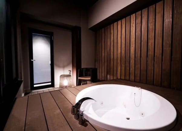 어두운 분위기의 실내 노천탕