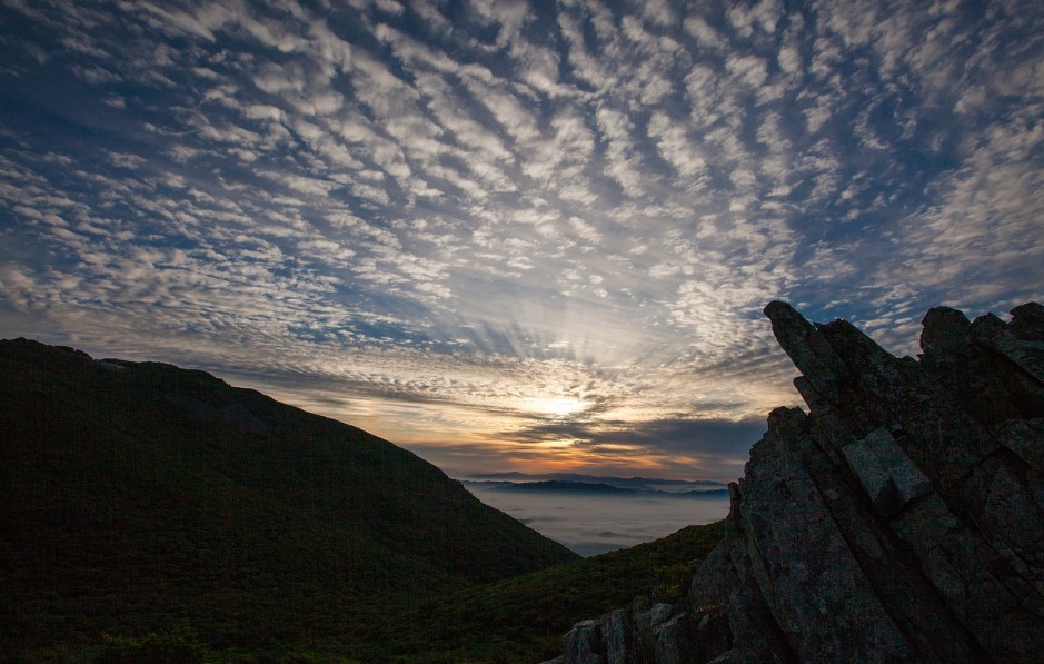 무등산에서 바라본 일출사진과 구름