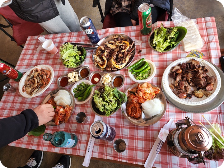 테이블위의 상추&#44;새우&#44;고기