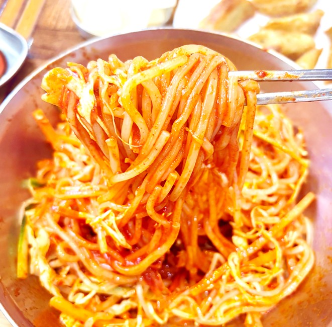 수원 코끼리만두 분식집의 시그니처 메뉴인 쫄면이 맛있게 비벼져 있는 모습