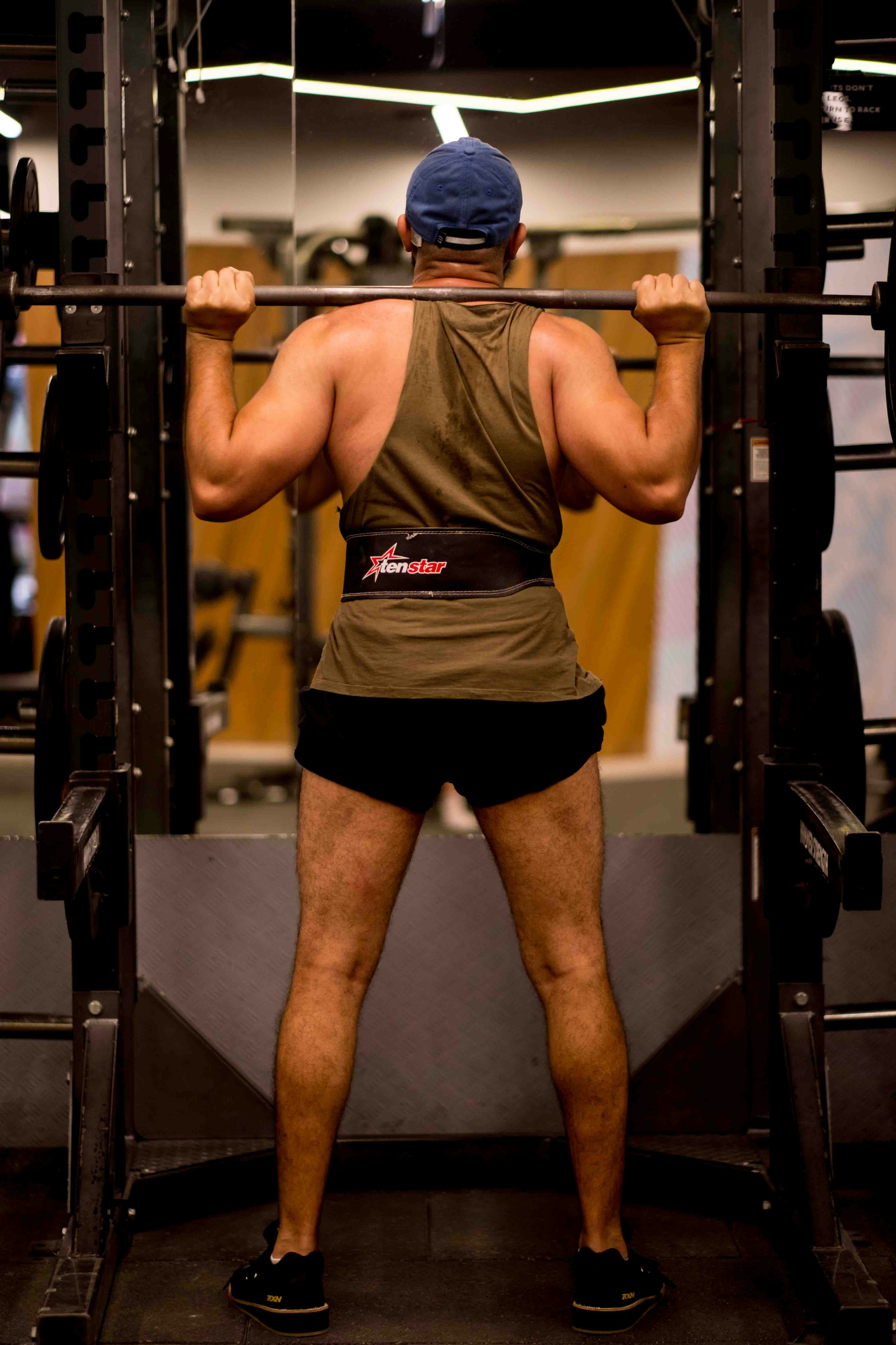 헬스하고 있는 중년 남성 사진