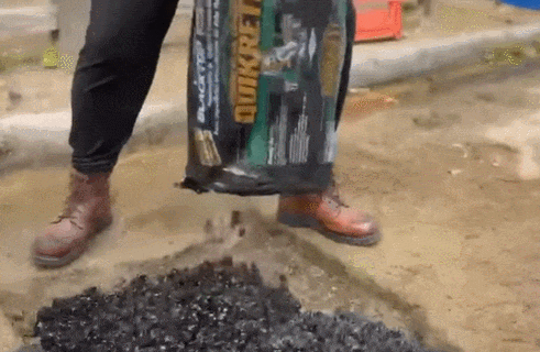 슈왈츠네거의 선행이 잘못이라고? Arnold Schwarzenegger posts video filling in 'giant pothole' in L.A. but...