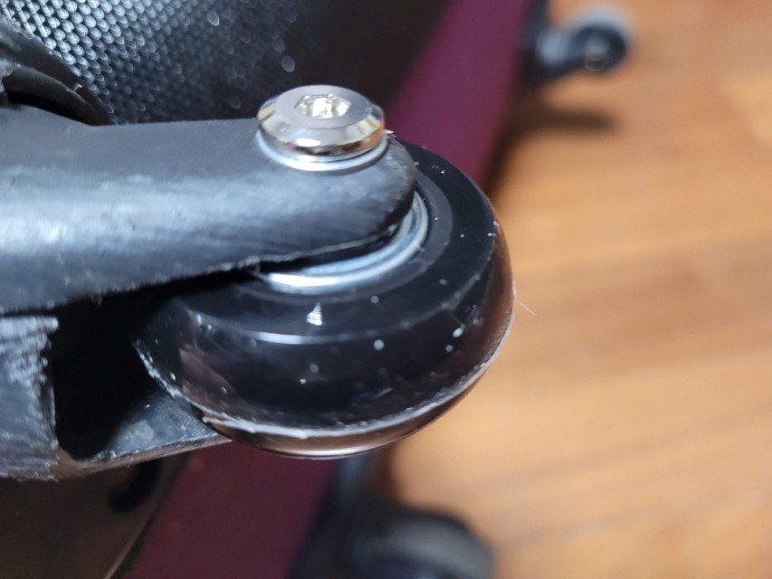 새 바퀴를 장착한 상태-캐리어바퀴조립완료