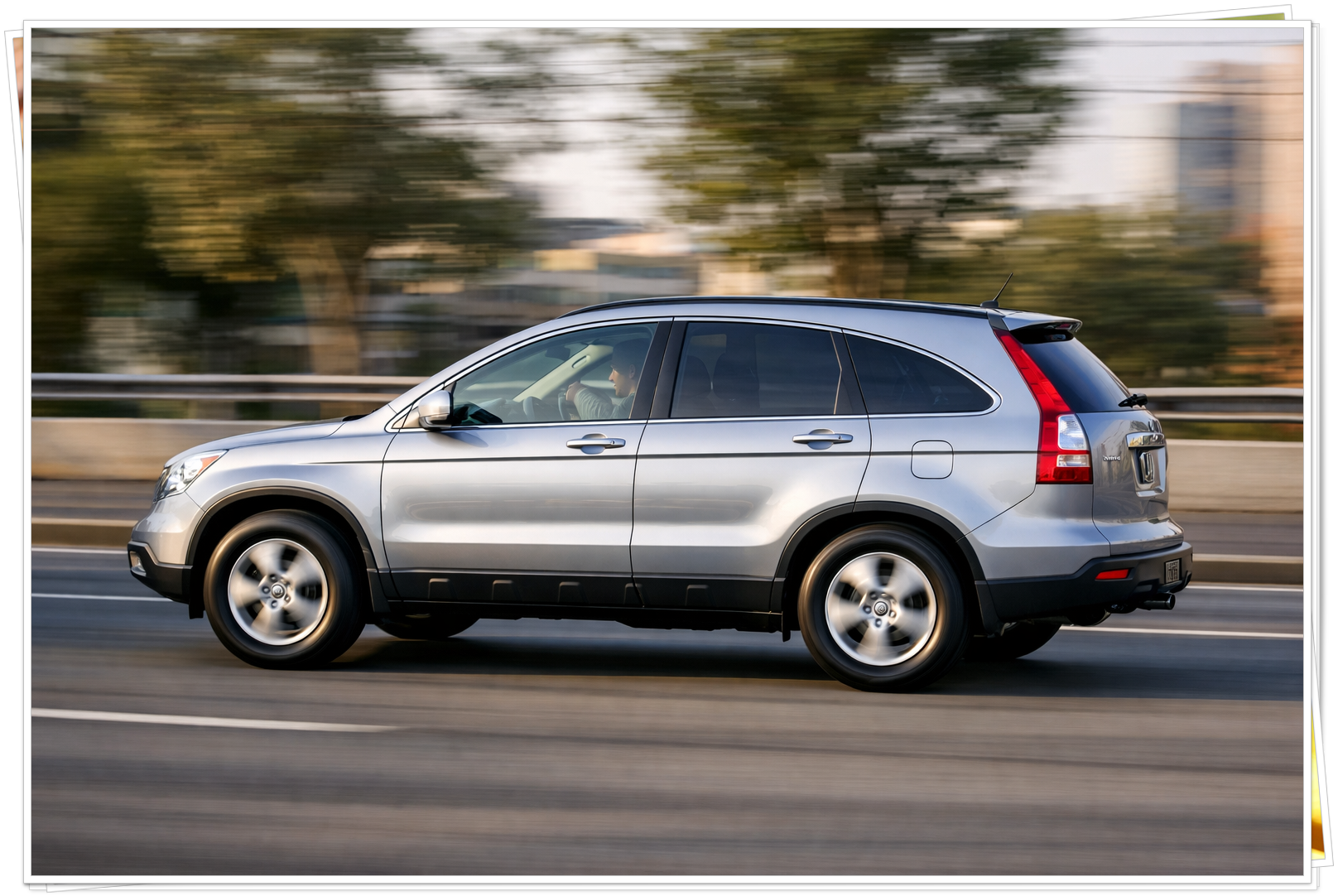 은색 광택이 매력적인 혼다 CR-V 3세대의 측면 주행 모습