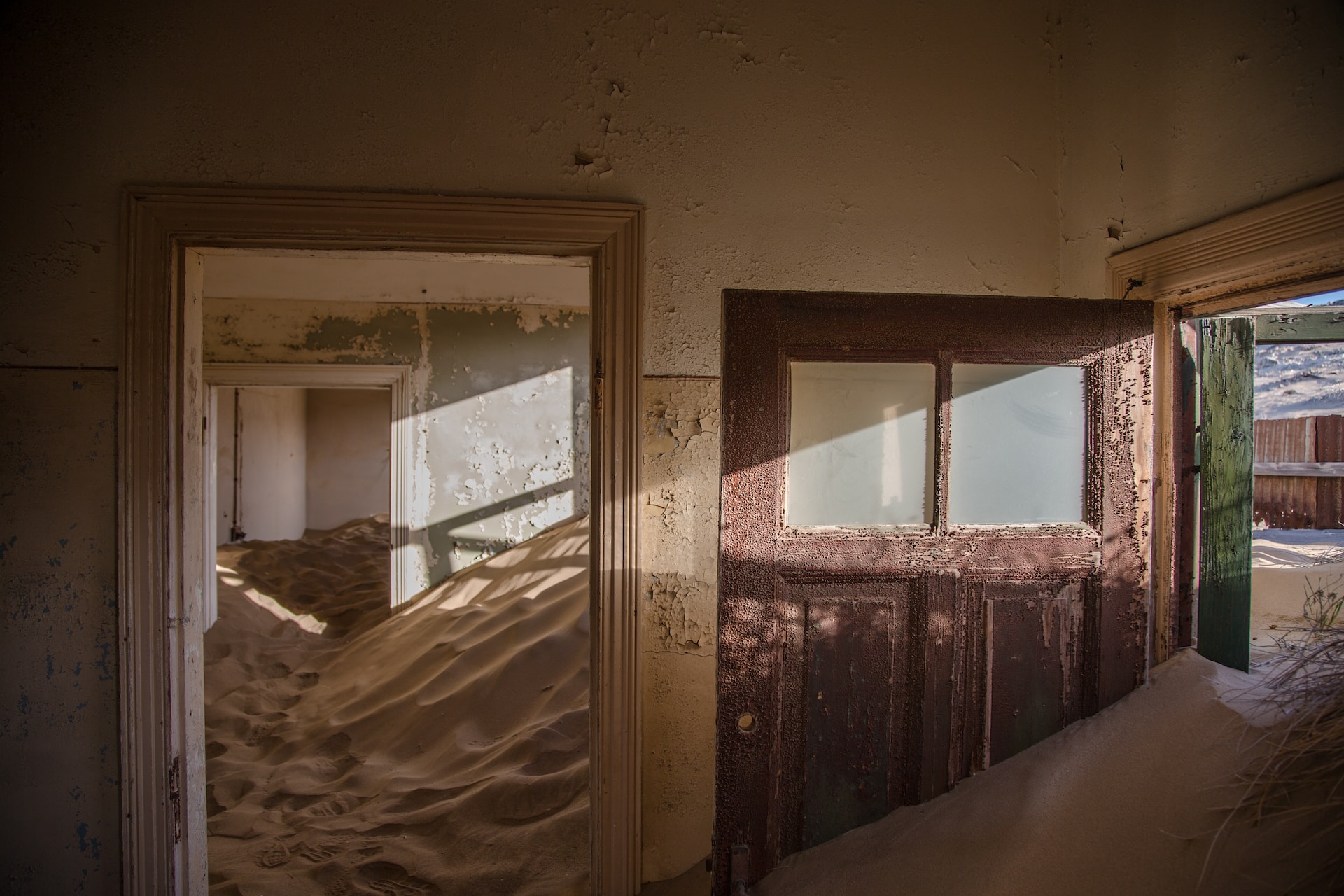 일조권 침해는 아파트 건물에서 주거 공간에 충분한 태양빛이 들어오지 못하게 되는 현상을 말합니다.