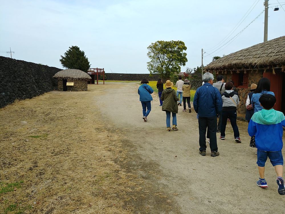 제주4.3평화기행. 낙선동 4.3유적지. 약 500미터 정방형으로 복원이 되어 있다.