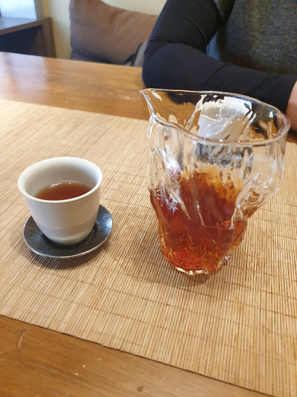 다관의 차를 공도배에 붓고 온도를 낮춘 뒤 찻잔에 다시 붓는다.