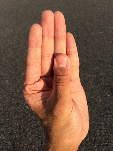 손톱 세로줄 원인