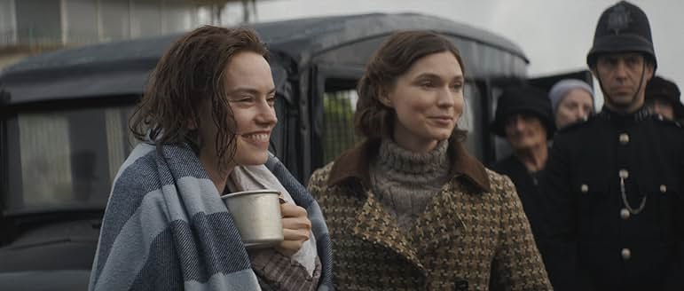 영국 해협 도전 후 따뜻한 차를 마시는 트루디와 그녀를 응원하는 언니 메그