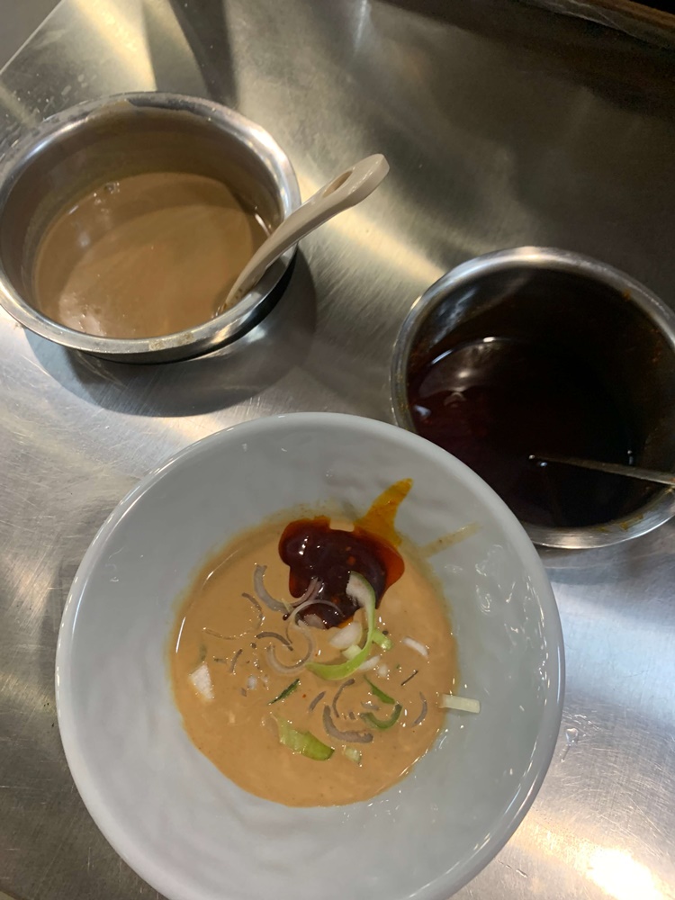 소스 조합해 담은 그릇