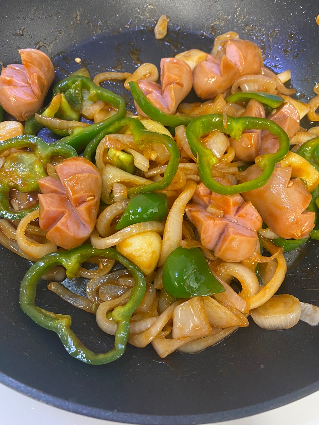 피망 - 양파 - 소시지 - 캐첩 - 굴소스 - 달달 볶기