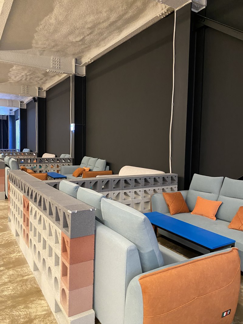 카페의-다른-건물