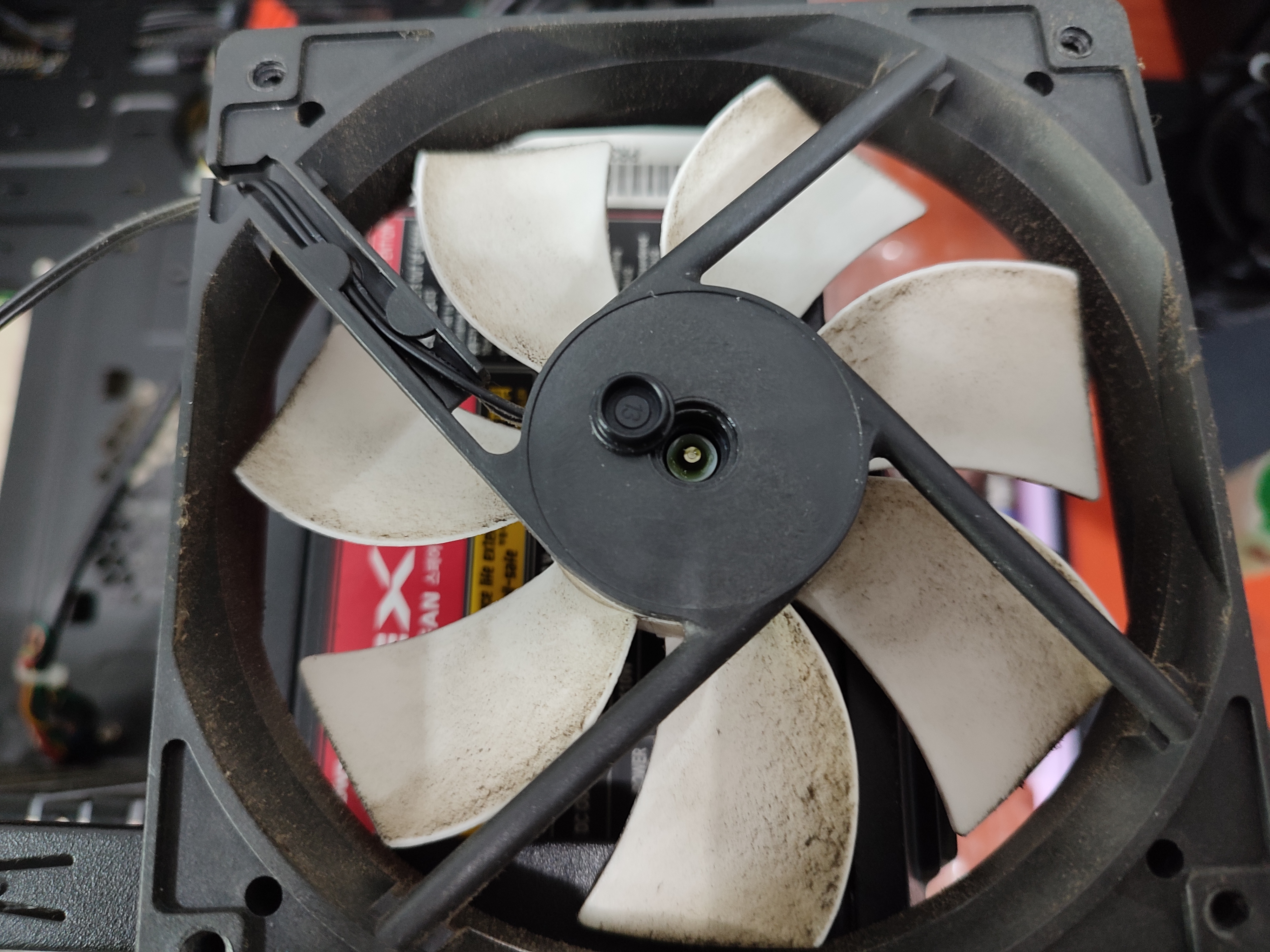 후면 팬의 베어링 오일을 보충하고 있습니다.