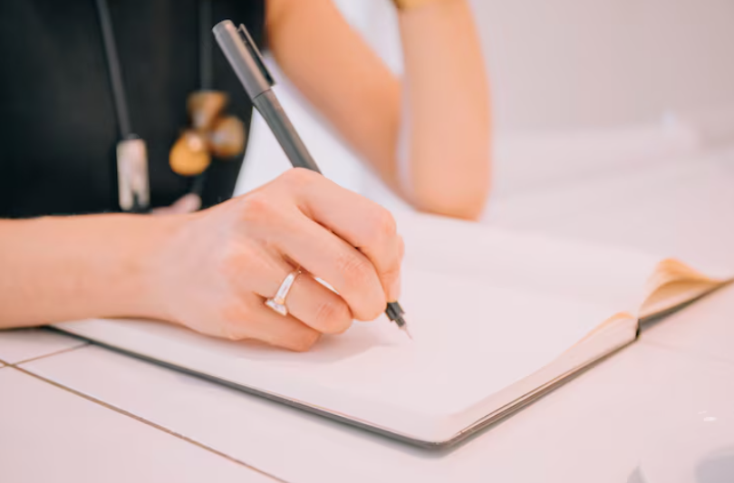 집중을 위해 노트에 할 일을 정리하는 모습