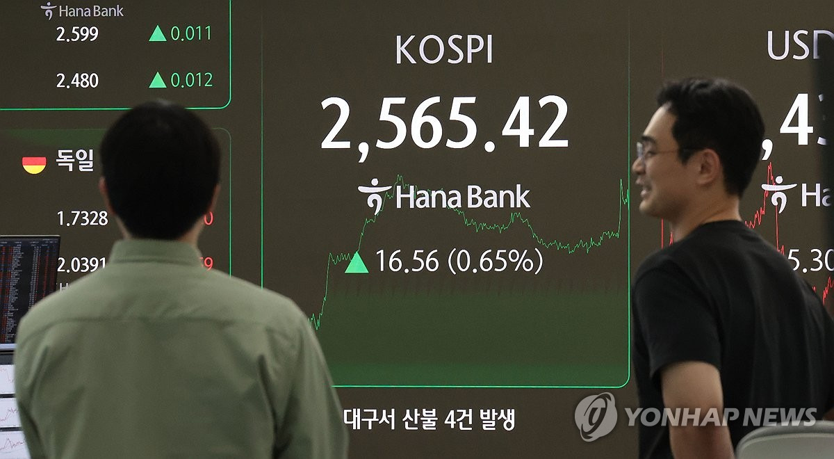 지난 29일 서울 중구 하나은행 딜링룸 현황판에 코스피 지수 등이 표시되고 있다.[연합뉴스 자료사진]