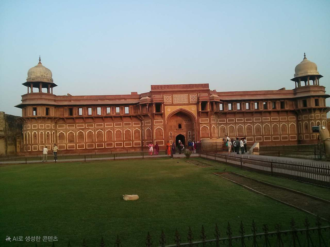 인도 아그라 성의 견고하고 웅장한 붉은 사암 외벽과 성문 전경