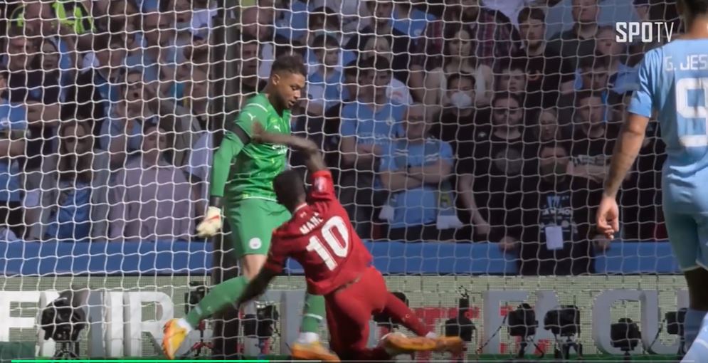 볼을 향해 몸을 날리는 사디오 마네의 모습 정면