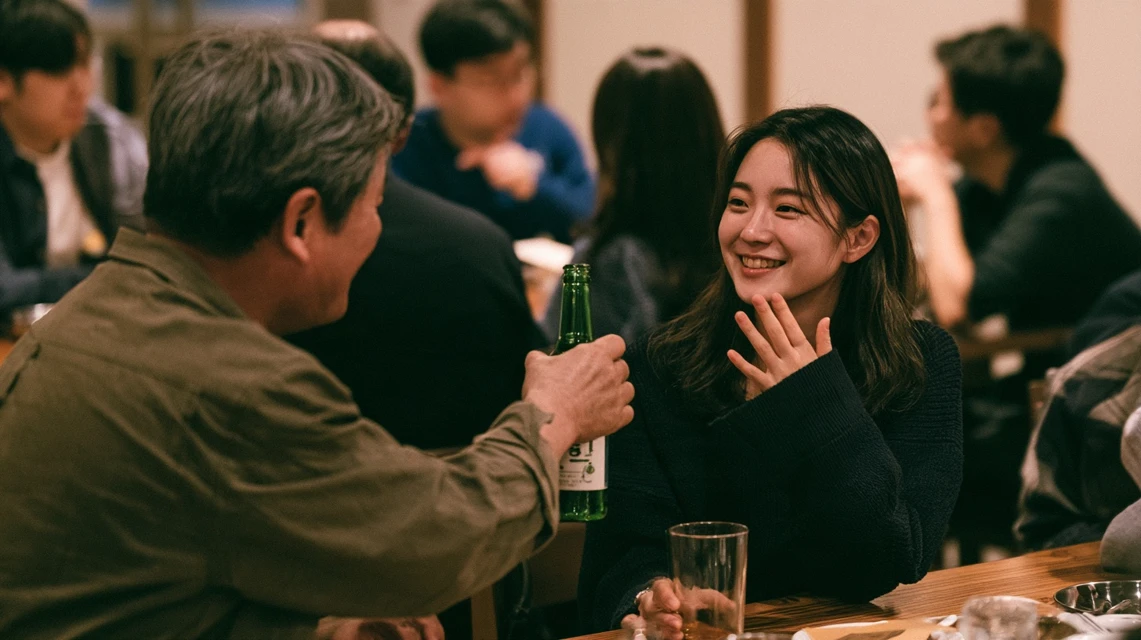 카페 테이블에서 음료로 건배하는 모임 회원들