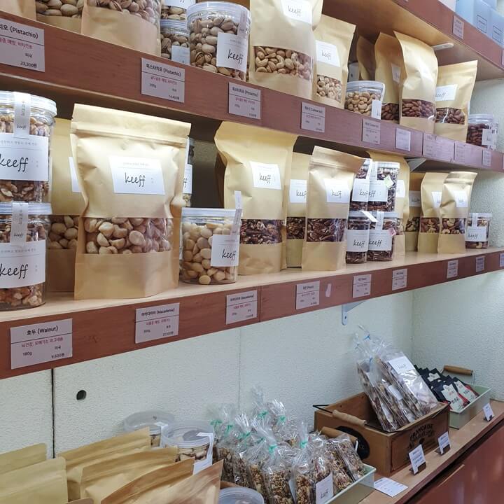 마카다미아-호두같은-수제견과류가-판매되고-있는-매장이다