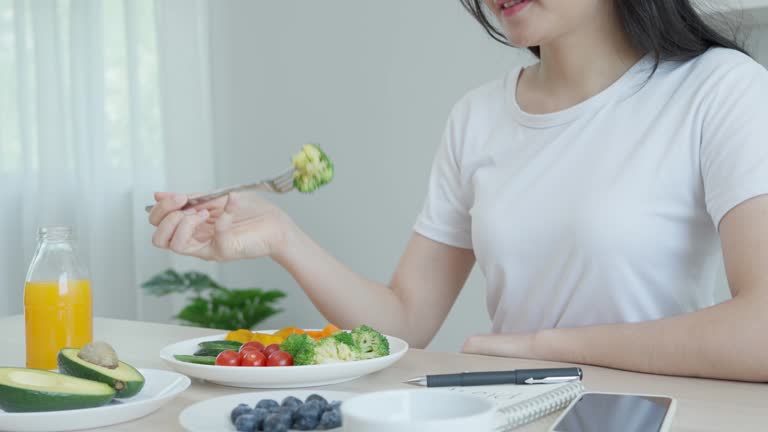 손톱 세로줄 영양부족은 가장 흔한 원인이므로 균형 잡힌 식습관과 필요한 경우 영양제 보충이 도움이 됩니다