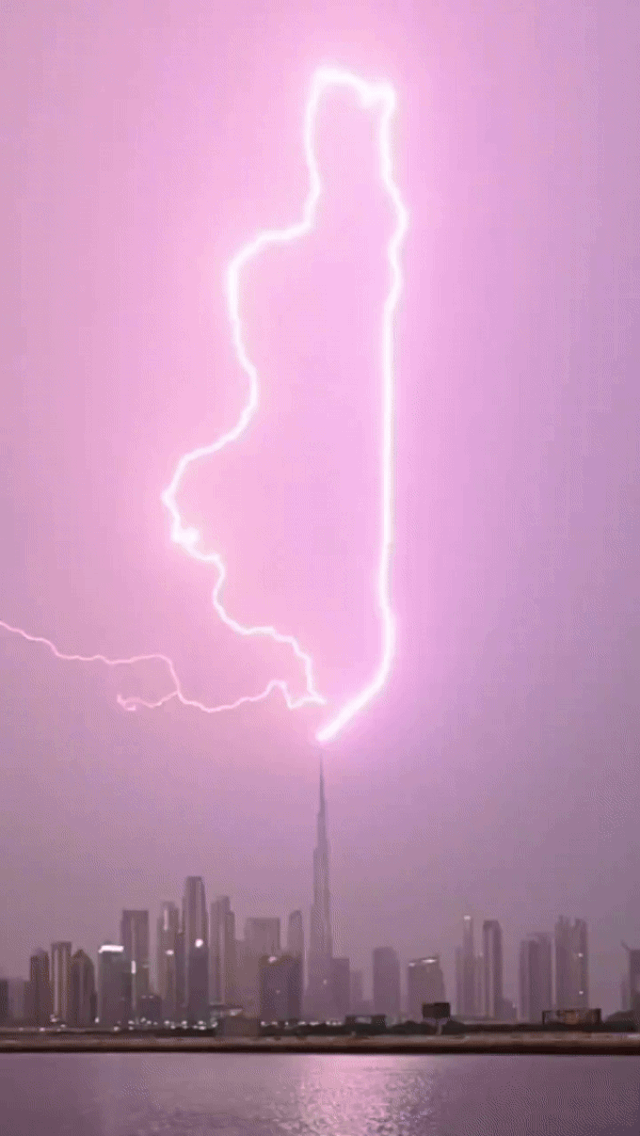 Bufj Khalifa lightning