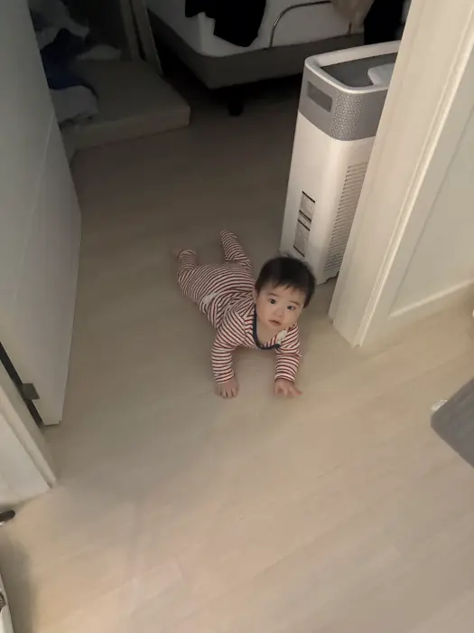 낮잠자고 일어나서 기어나오는 아이
