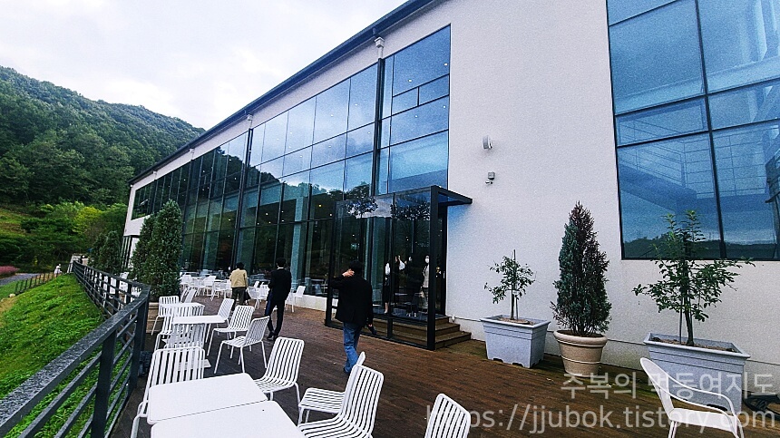 핀스커피-1층-야외-테라스