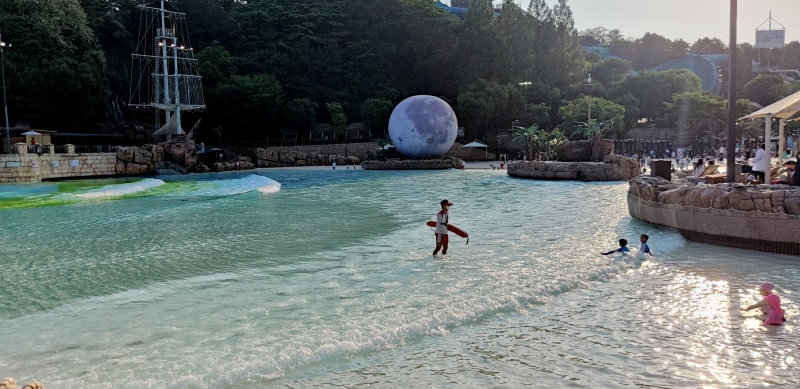 깊은곳을 못들어가게 하고 위험한 상황을 지켜주는 안전요원