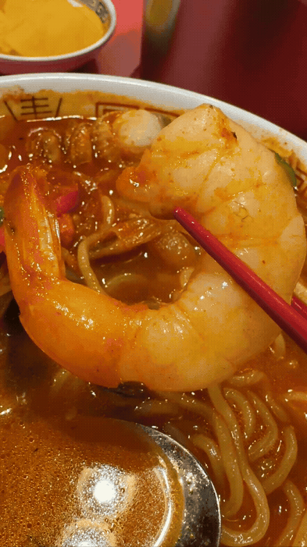 김포 구래동 띠디 짬뽕에 들어간 큼직한 새우와 매콤한 국물, 해물 양이 푸짐한 짬뽕 클로즈업