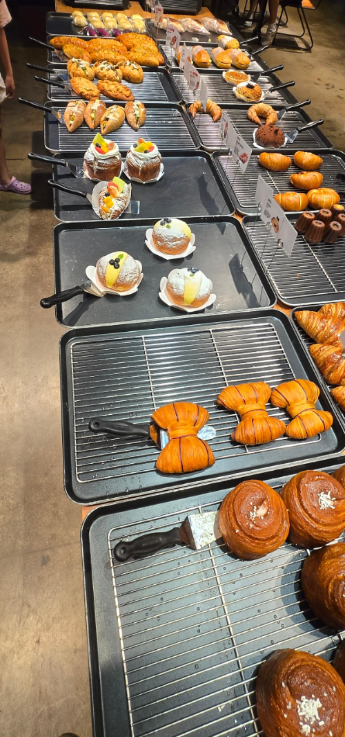 38마일 베이커리 진열대에 놓인 명란바게트·어니언베이글·마늘소금빵